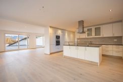 1xuLhynstBcCmv2MPZD83PS3-rutiwiesstr_16b_jona_15