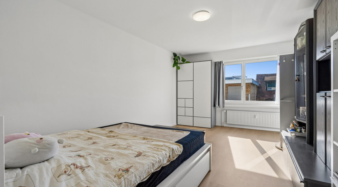 Heller Wohnraum mit Zugang zum Balkon