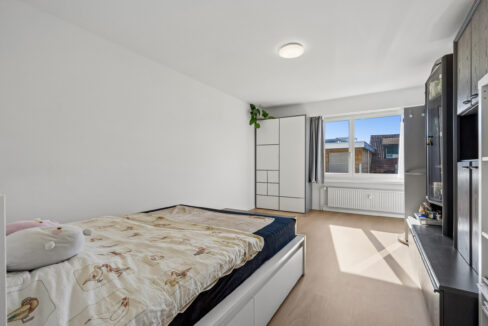 Heller Wohnraum mit Zugang zum Balkon