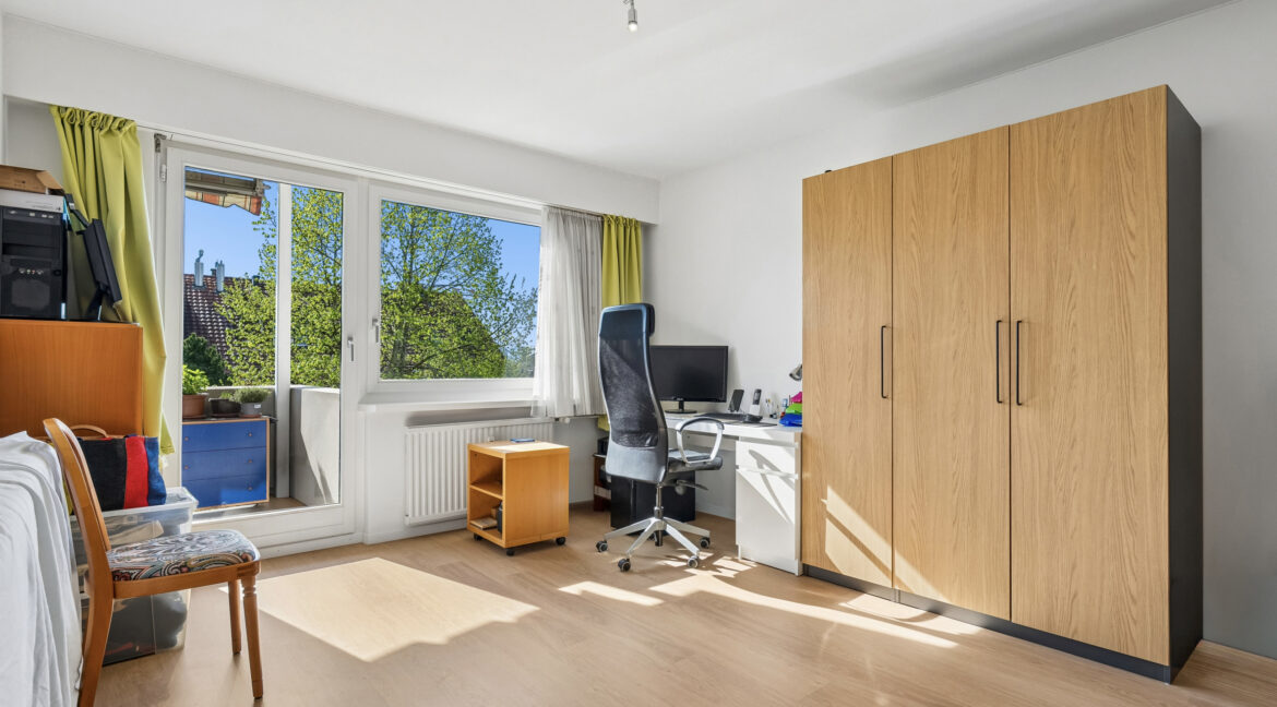 Schlafzimmer mit Balkonzugang 16.3 m²