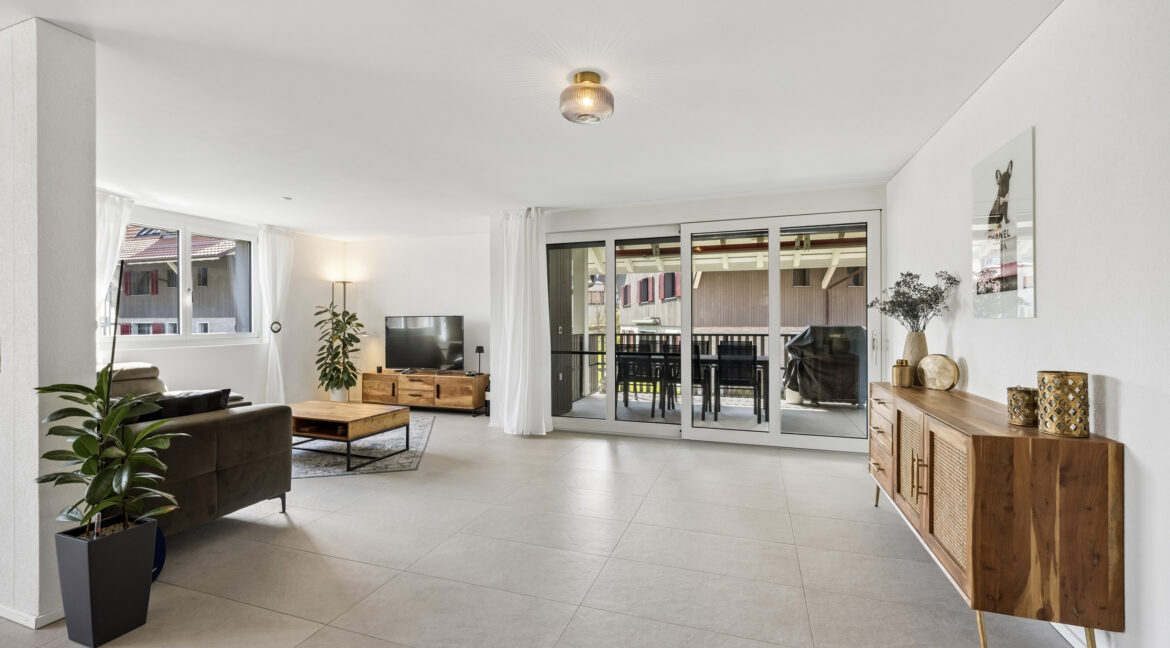 Heller Wohn- und Essbereich mit direktem Terrassenzugang