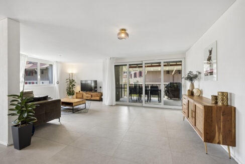 Heller Wohn- und Essbereich mit direktem Terrassenzugang