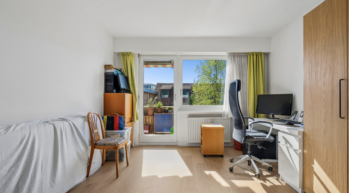 Ruhiges Schlafzimmer mit vielseitigen Einrichtungsmöglichkeiten