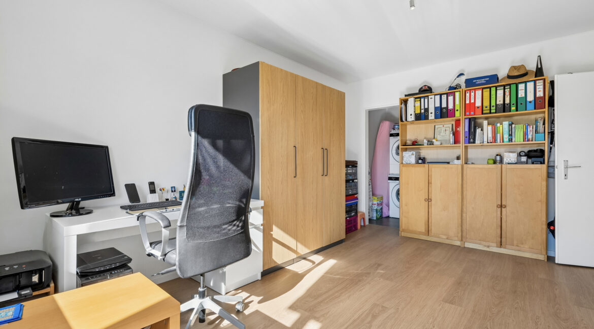 Reduit mit Waschturm angrenzend an Schlafzimmer