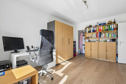 Reduit mit Waschturm angrenzend an Schlafzimmer