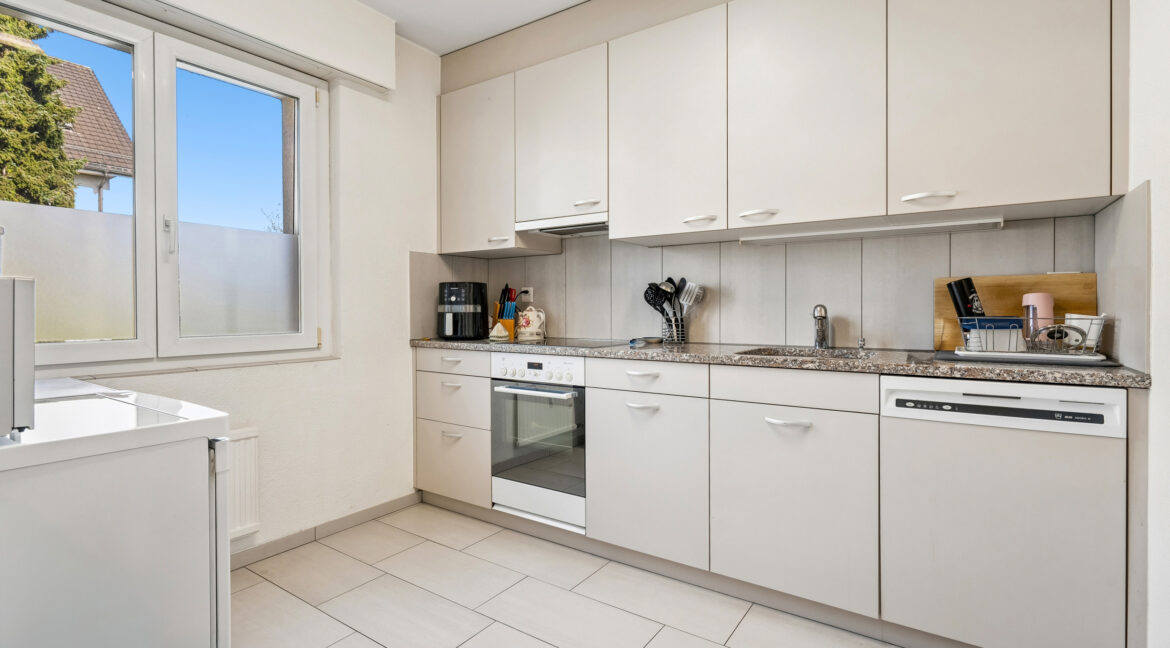 Helle Küche mit Platz für Tisch oder Arbeitstheke