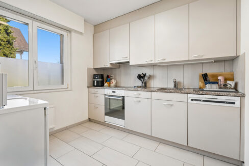 Helle Küche mit Platz für Tisch oder Arbeitstheke