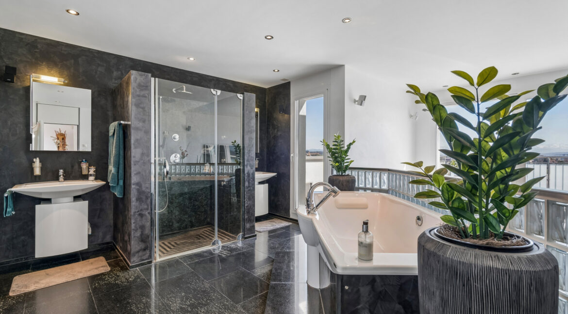 Master Bedroom mit freistehender Badewanne