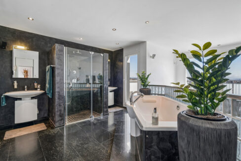 Master Bedroom mit freistehender Badewanne