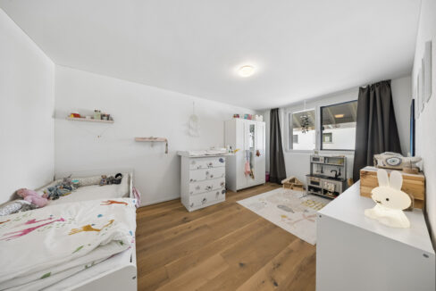 Helles Zimmer zum Spielen, Träumen und Wohlfühlen