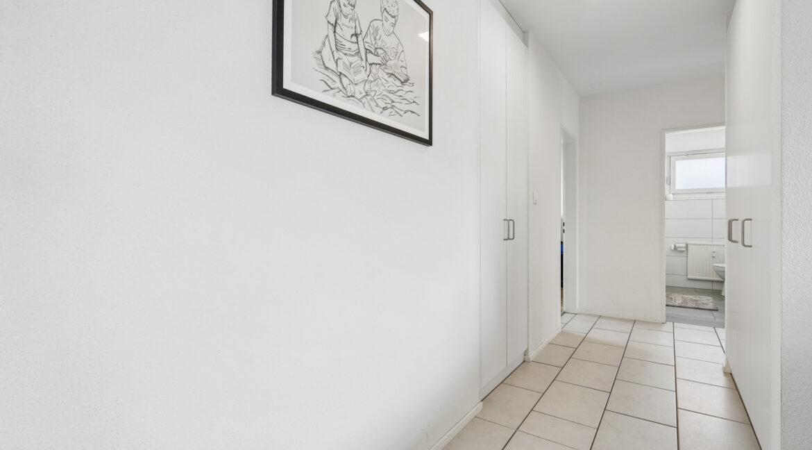 Korridor mit Einbauschränken auf beiden Seiten