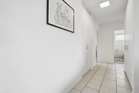 Korridor mit Einbauschränken auf beiden Seiten