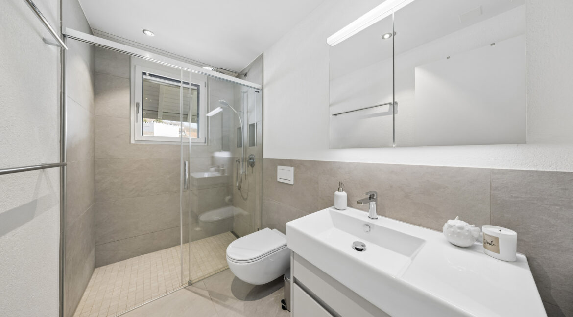 Modernes Badezimmer mit Walk-in-Dusche und klaren Linien