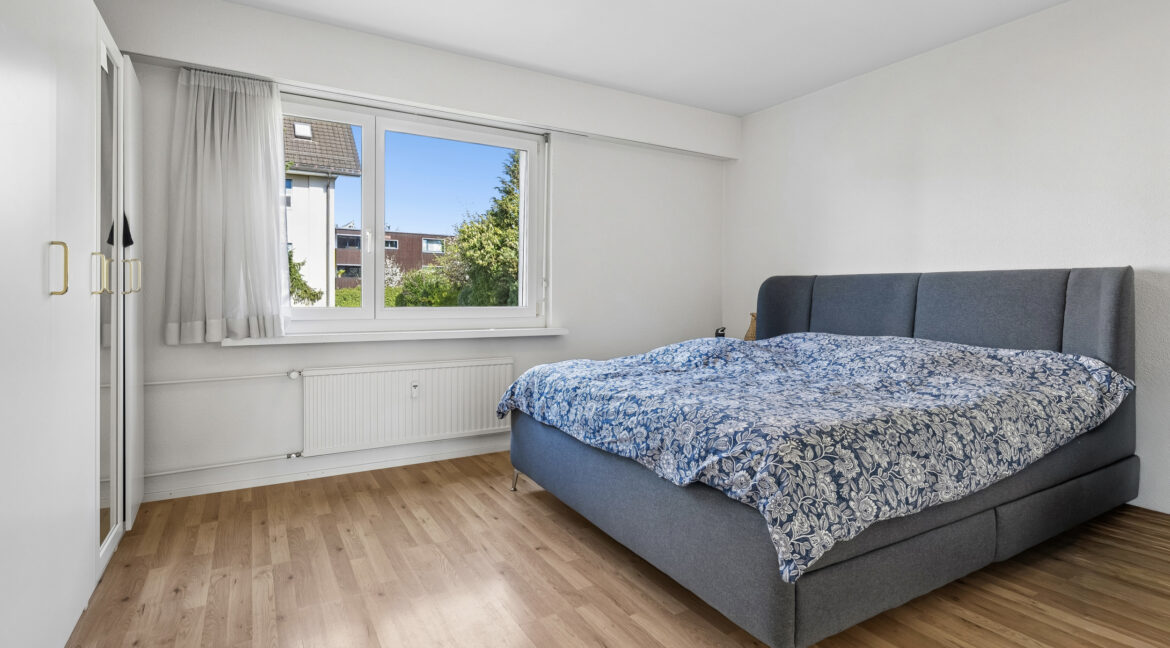 Helles Schlafzimmer mit viel Platz für Schränke