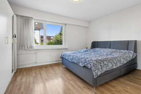 Helles Schlafzimmer mit viel Platz für Schränke