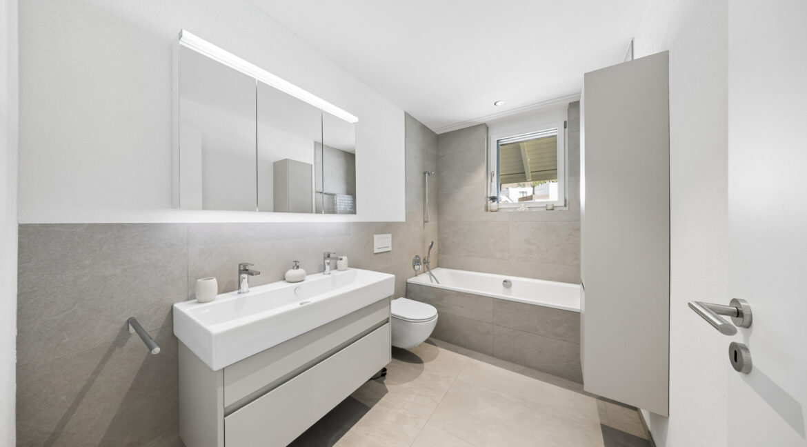 Stilvolles Bad mit Doppelwaschtisch und grosszügigem Platzangebot