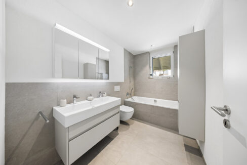 Stilvolles Bad mit Doppelwaschtisch und grosszügigem Platzangebot