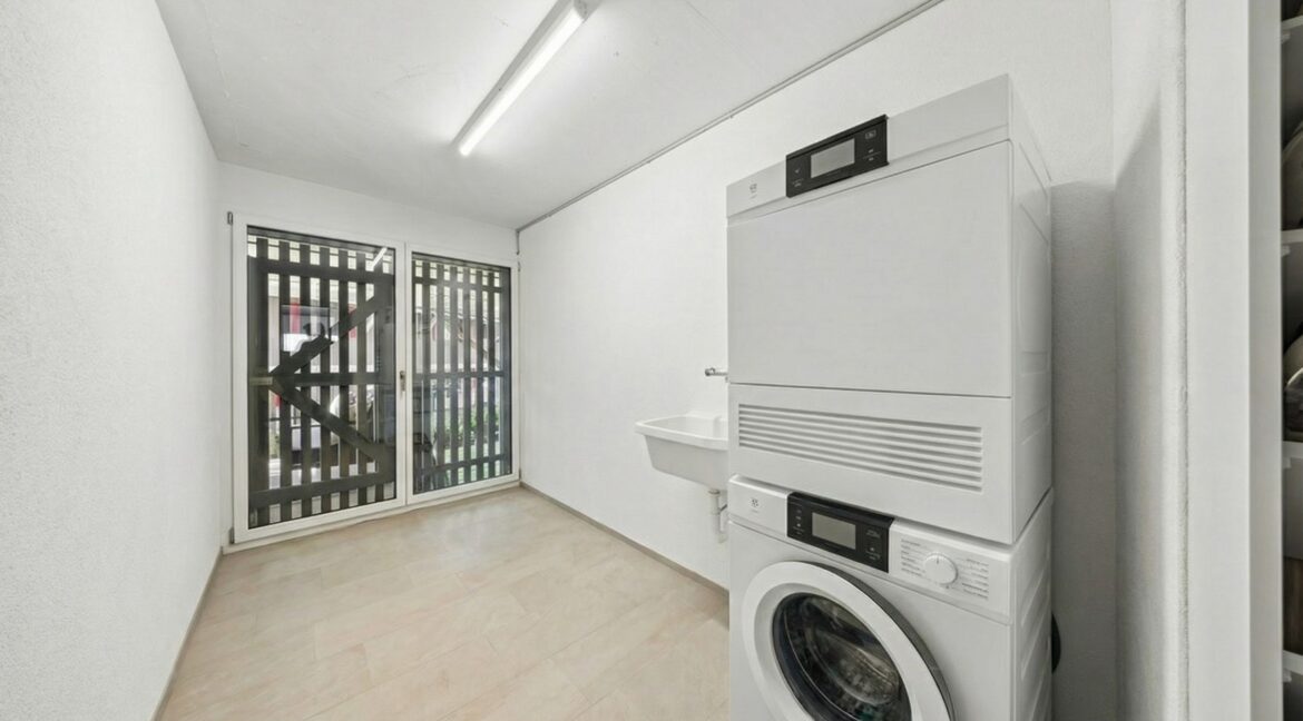 Praktisches Reduit mit Waschturm und zusätzlichem Stauraum