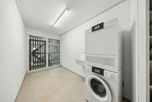 Praktisches Reduit mit Waschturm und zusätzlichem Stauraum