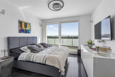 Zimmer 2 mit Ausgang auf Terrasse