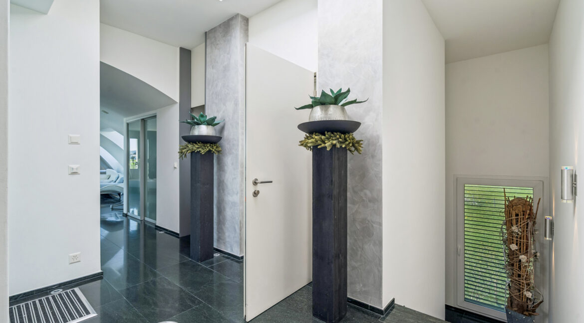 Eingangsbereich mit Blick Richtung Wohnbereich und Treppenaufgang