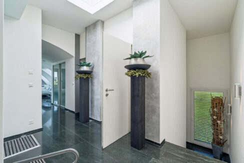 Eingangsbereich mit Blick Richtung Wohnbereich und Treppenaufgang