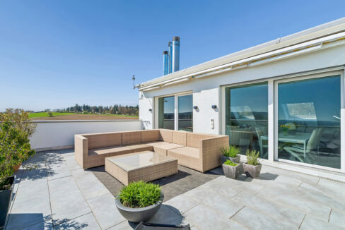 Terrasse mit Blick über Landwirtschaftszone