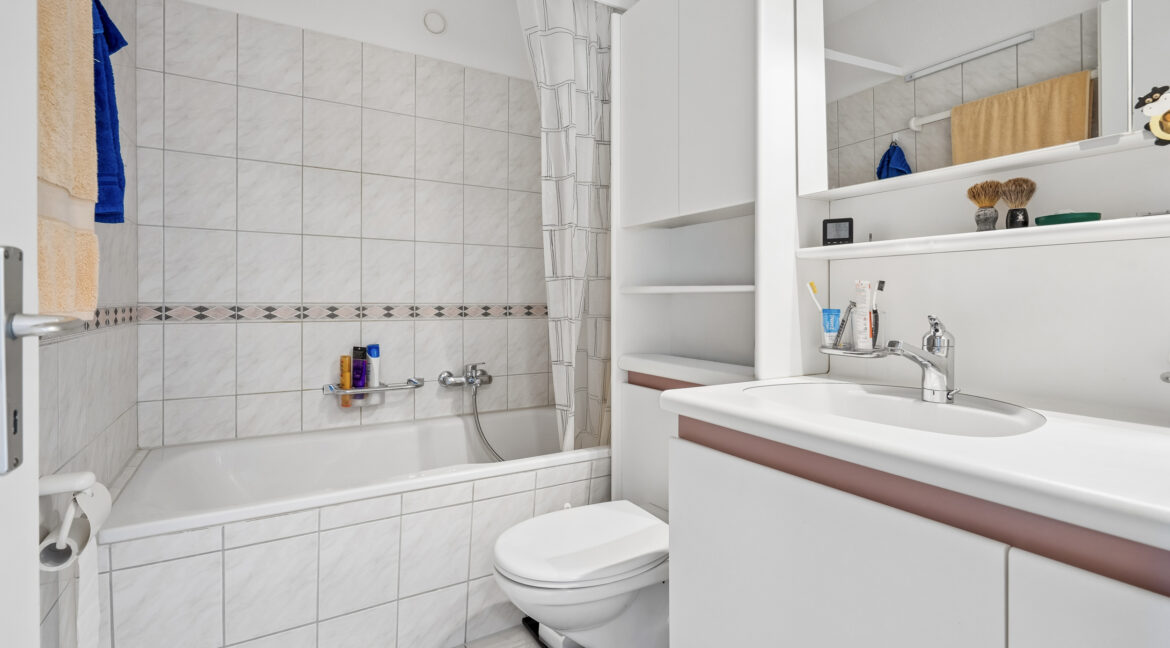 Gepflegtes Badezimmer mit viel Stauraum