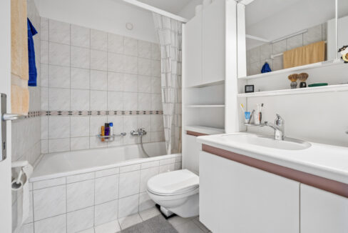 Gepflegtes Badezimmer mit viel Stauraum