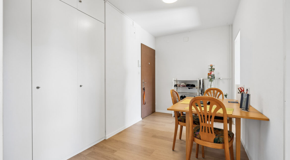 Grosser Eingangsbereich mit Einbauschränken