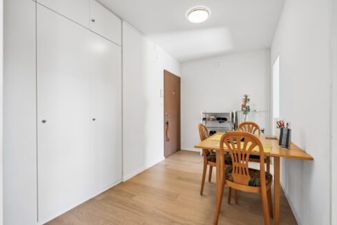 Grosser Eingangsbereich mit Einbauschränken