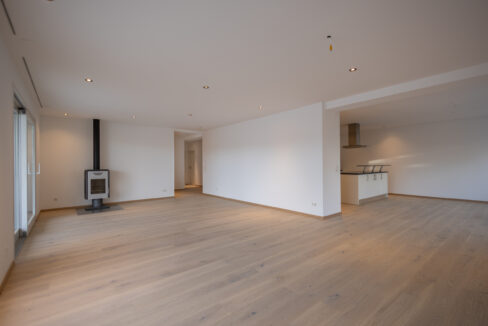 Wohnzimmer mit beeindruckender Raumgrösse von ca. 40.5 m² und direktem Zugang zur Terrasse