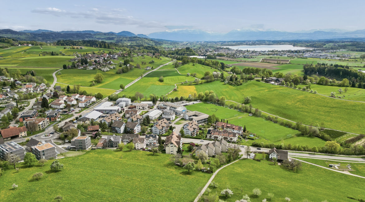 Liegenschaft aus der Vogelperspektive mit Pfäffikersee im Hintergrund
