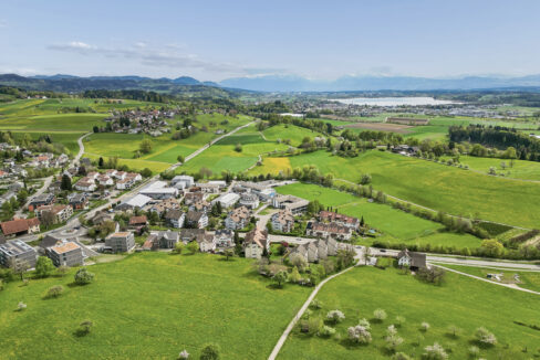 Liegenschaft aus der Vogelperspektive mit Pfäffikersee im Hintergrund