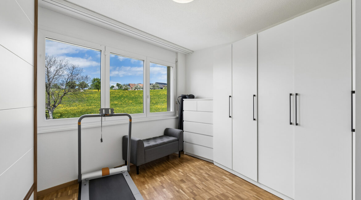 Helles Schlafzimmer 13 m² mit Blick über die Wiesen