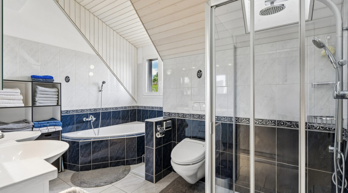 Wellnessoase mit Badewanne, Regendusche, Doppellavabo und Dusch-WC