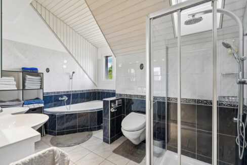 Wellnessoase mit Badewanne, Regendusche, Doppellavabo und Dusch-WC