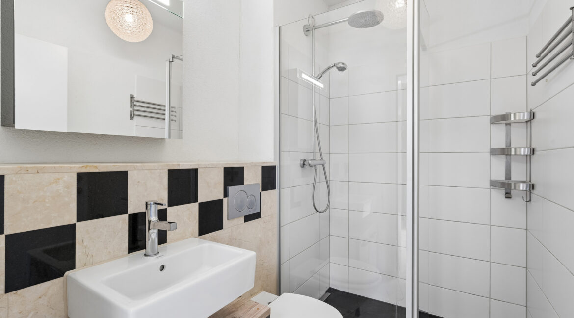 Komfortable Walk-in-Regendusche mit Glaswand
