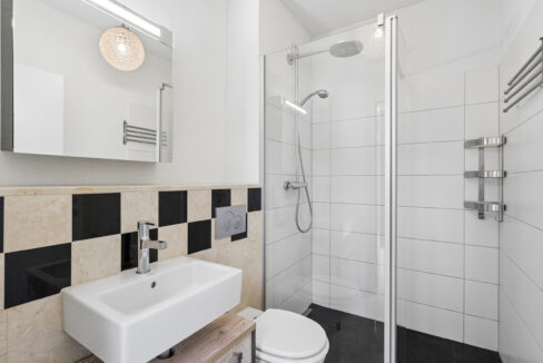 Komfortable Walk-in-Regendusche mit Glaswand