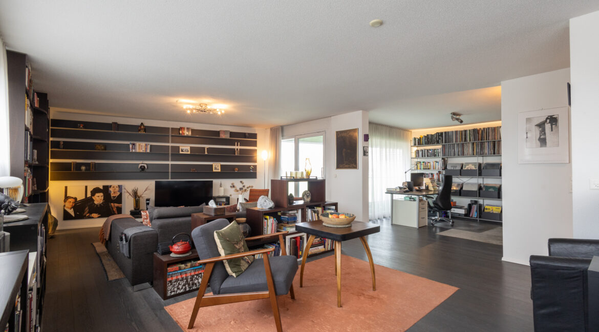 Wohnzimmer mit Blick auf Loggia und Bürobereich