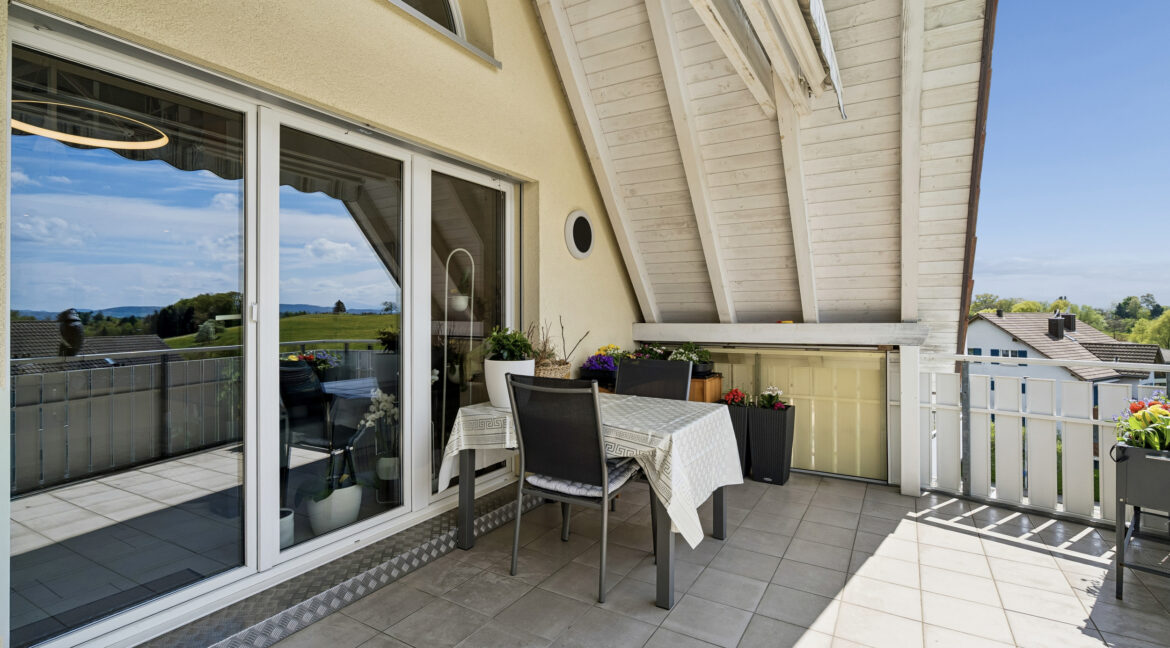 Gedeckte Terrasse mit viel Privatsphäre und Sonne bis in die Abendstunden