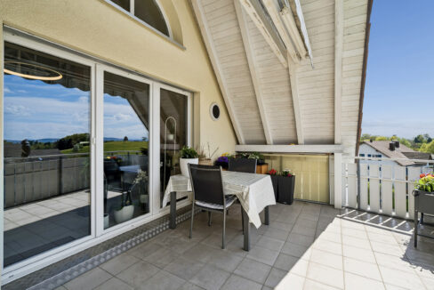 Gedeckte Terrasse mit viel Privatsphäre und Sonne bis in die Abendstunden