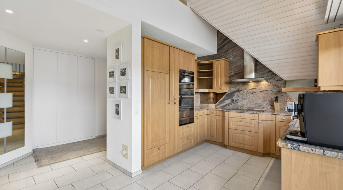Küche im Landhausstil mit Granitabdeckung