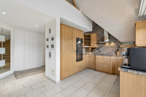 Küche im Landhausstil mit Granitabdeckung