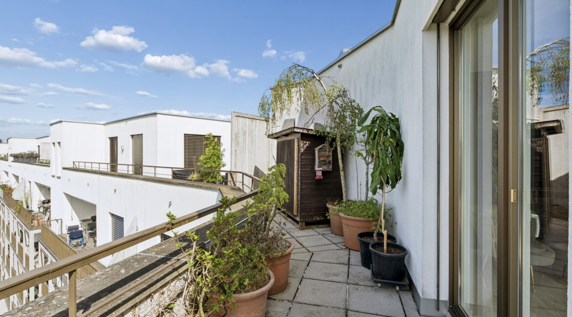 Seitliche Terrasse mit Geräteschopf