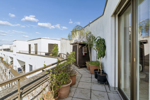 Seitliche Terrasse mit Geräteschopf