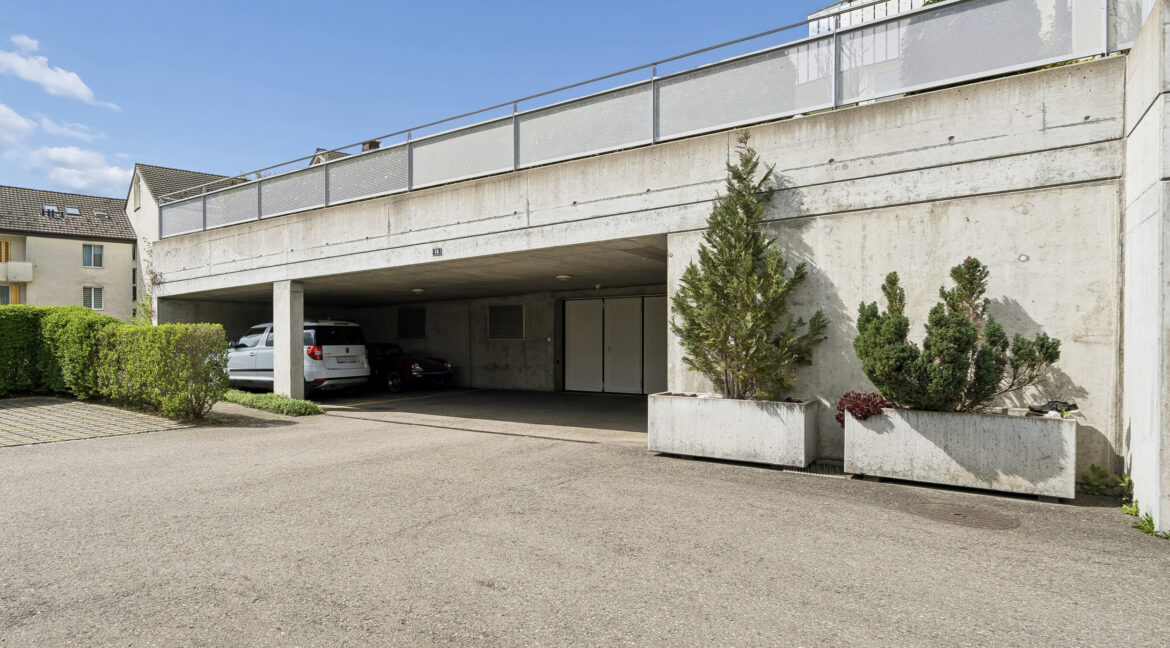 Garageneinfahrt und Besucherparkplätze