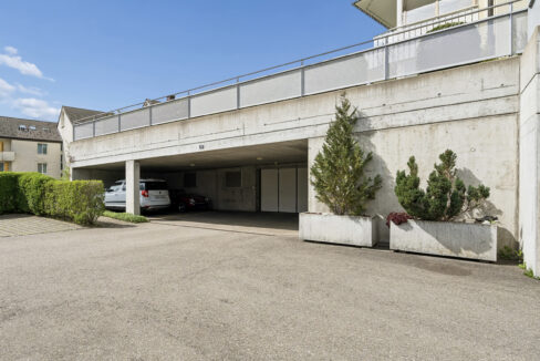 Garageneinfahrt und Besucherparkplätze