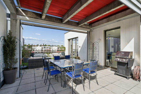 Terrasse mit elektrischem Sonnendach
