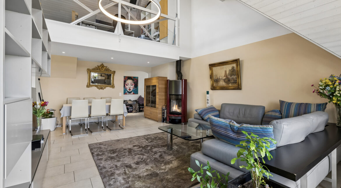 Wohn-/Esszimmer 34 m² mit Schwedenofen und beeindruckender Raumhöhe